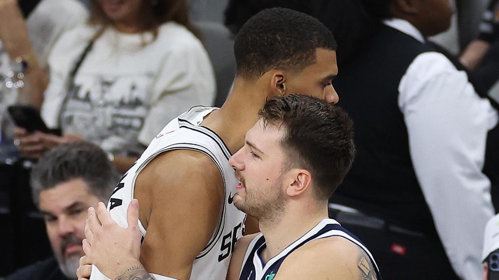 Victor Wembanyama y Luka Doncic en un partido de la NBA