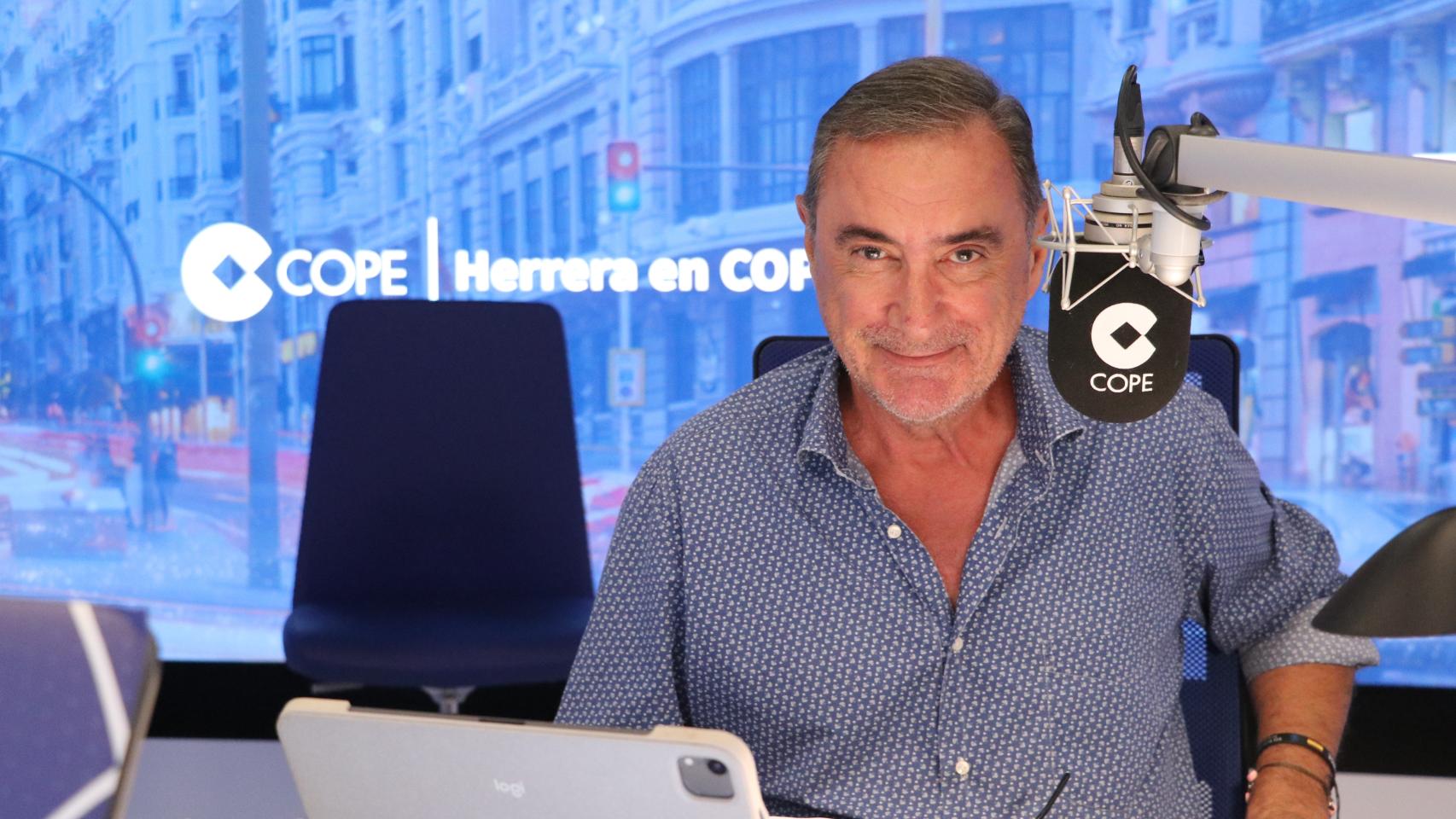 Carlos Herrera, en los estudios de la COPE.