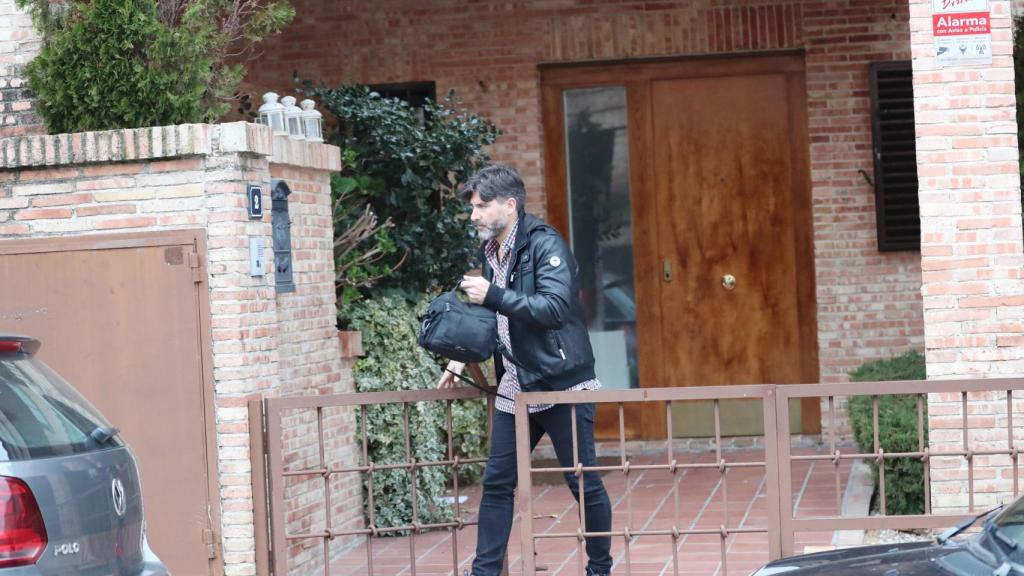 Toño Sanchís saliendo de la que fue su casa conyugal, en Villanueva del Pardillo, en 2020.