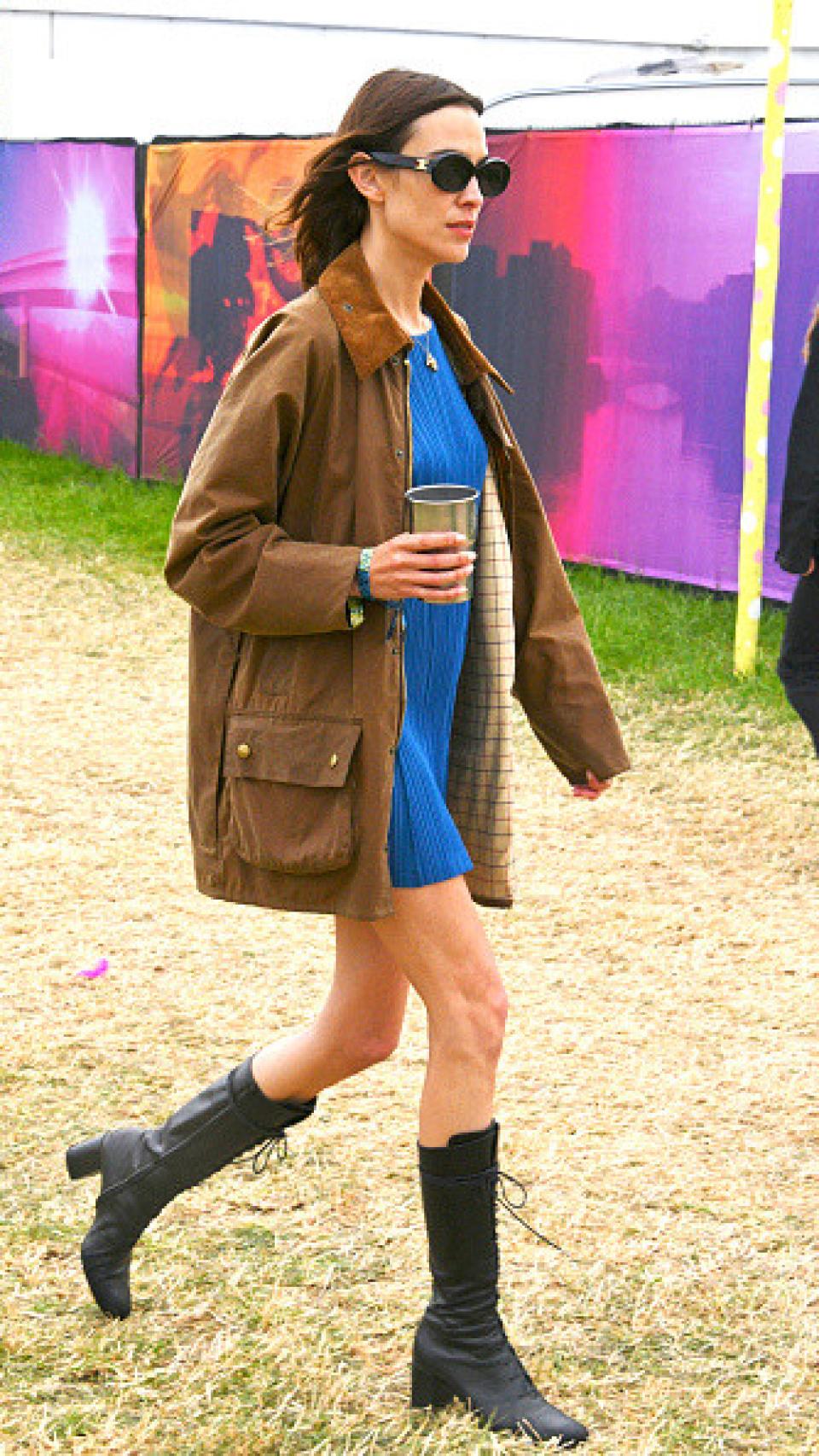 Alexa Chung con la parka en un festival