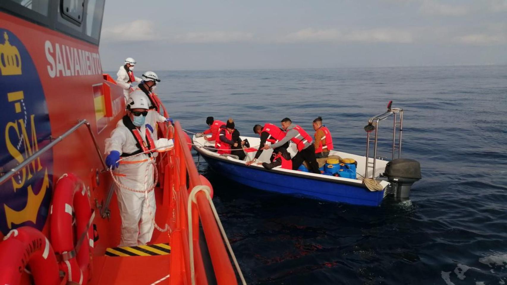 Rescate de una patera en Alicante por Salvamento Marítimo, en una imagen de archivo.