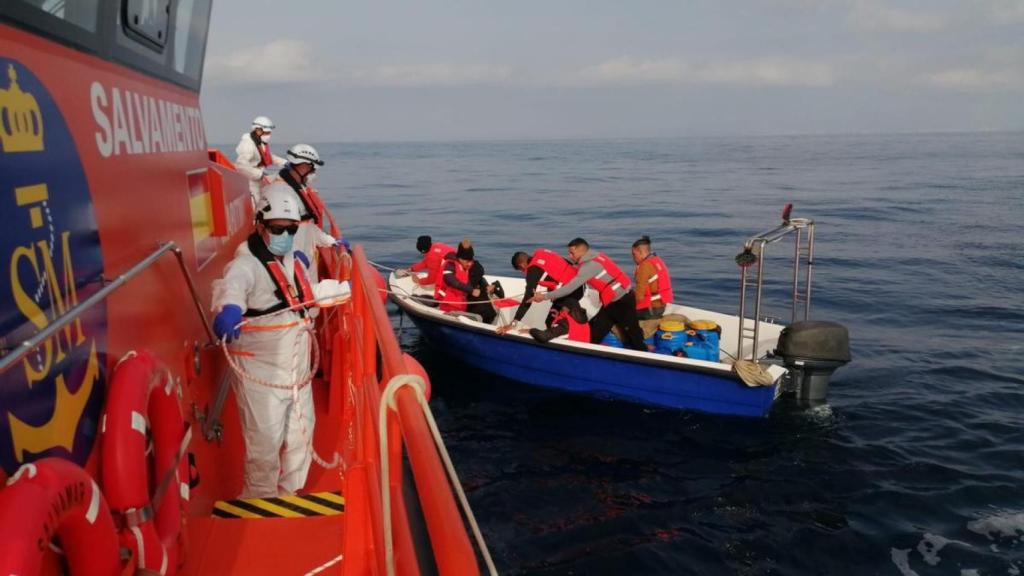 Rescate de una patera en Alicante por Salvamento Marítimo, en una imagen de archivo.