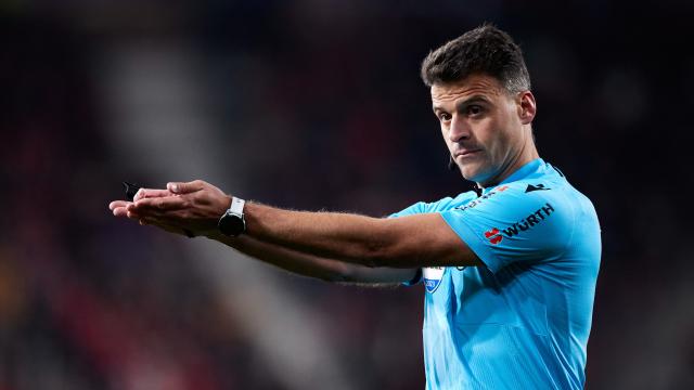 Jesús Gil Manzano, arbitrando un partido de La Liga