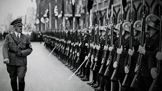 Hitler pasando revista a las SS. 1936