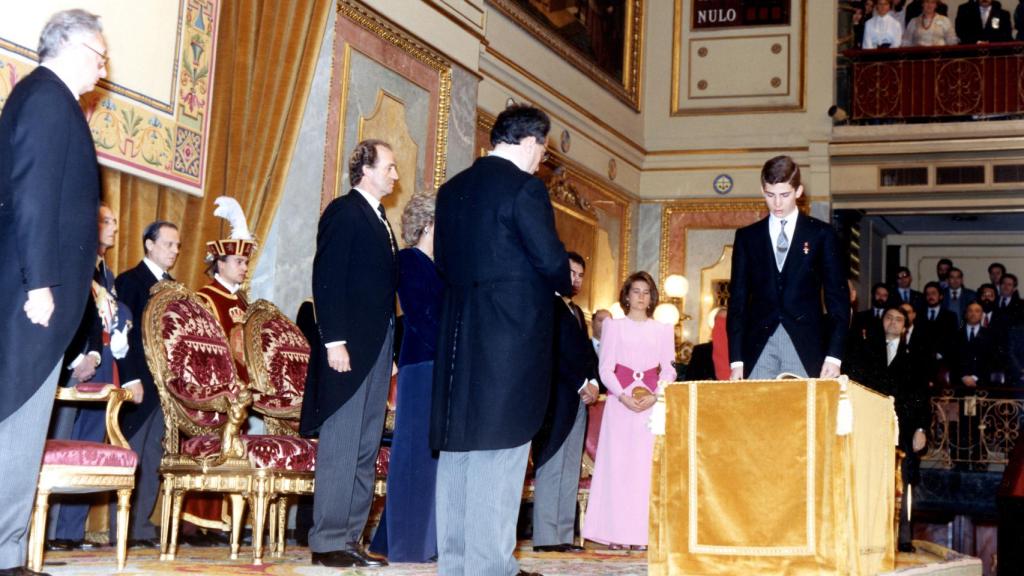 Felipe de Borbón leyendo el artículo 68 de la Constitución.