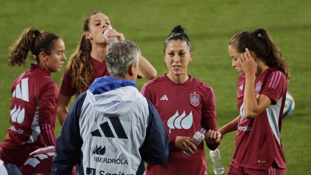Jennifer Hermoso, rodeada de varias compañeras durante un entrenamiento.