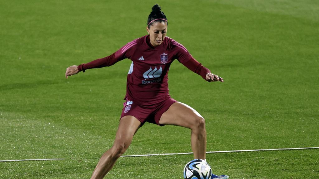 Jenni Hermoso realiza un ejercicio con balón durante un entrenamiento.
