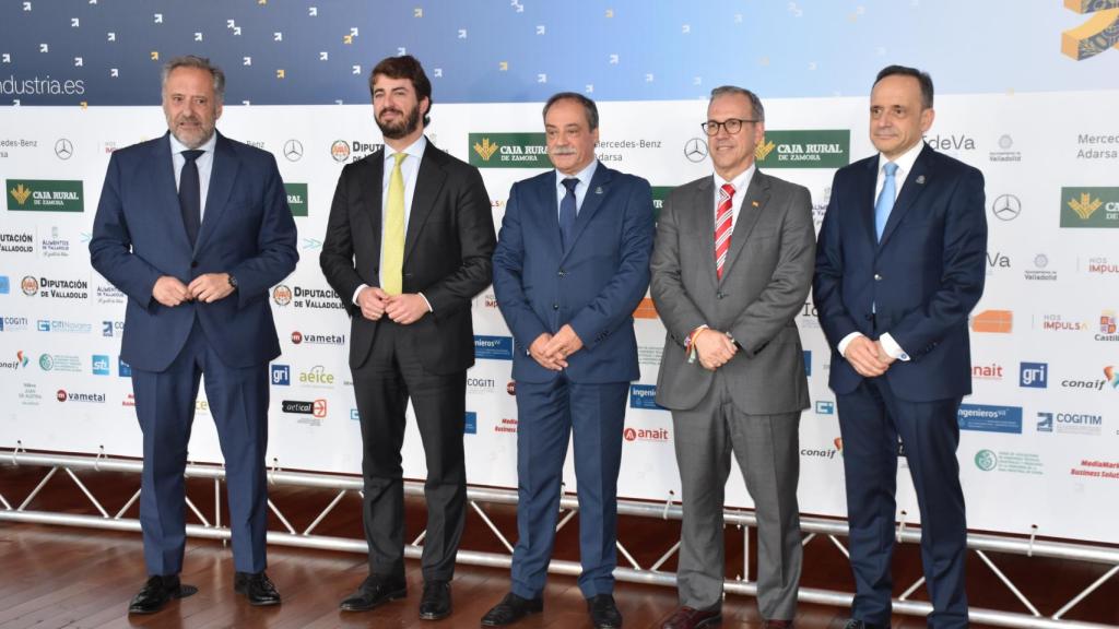 Carlos Pollán, pte. de las Cortes; Juan García-Gallardo, vicepte. de la Junta; Rafael Álvarez, decano del Colegio de Ingenieros de Valladolid; Mariano Veganzones, consejero de Industria y Javier Escribano, director del Colegio de Ingenieros.
