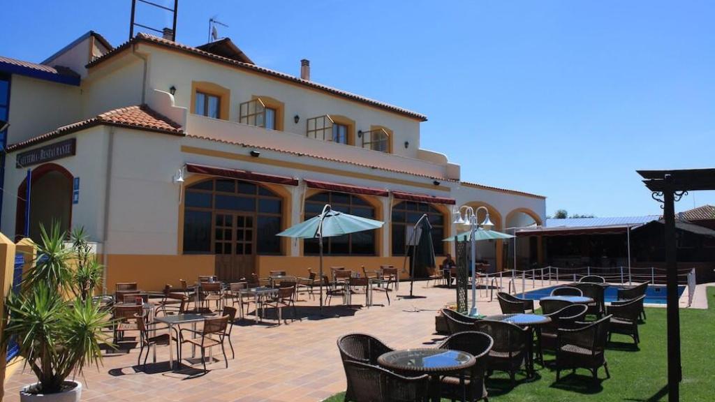 Vista del hotel Los Barruecos, donde se alojaran los migrantes durante al menos un mes.