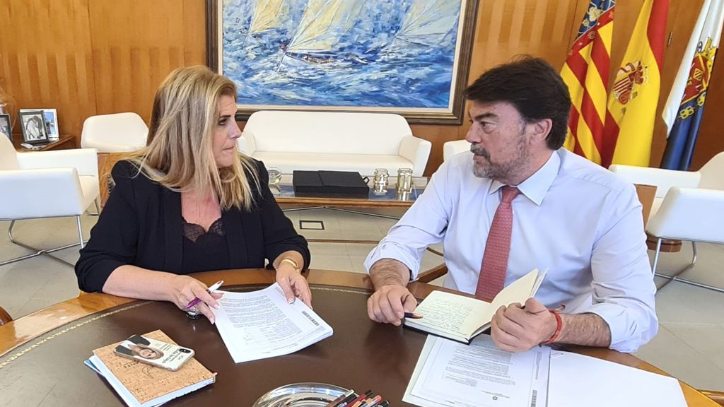 El alcalde de Alicante, Luis Barcala, junto con la portavoz de Vox Alicante, Carmen Robledillo.