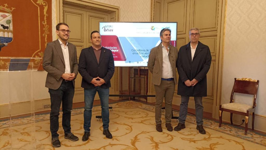 El concejal de Cultura y Turismo, Ángel Fernández Silva, presenta, junto a la Asociación de Hostelería, las actividades del Foro Internacional del Ibérico