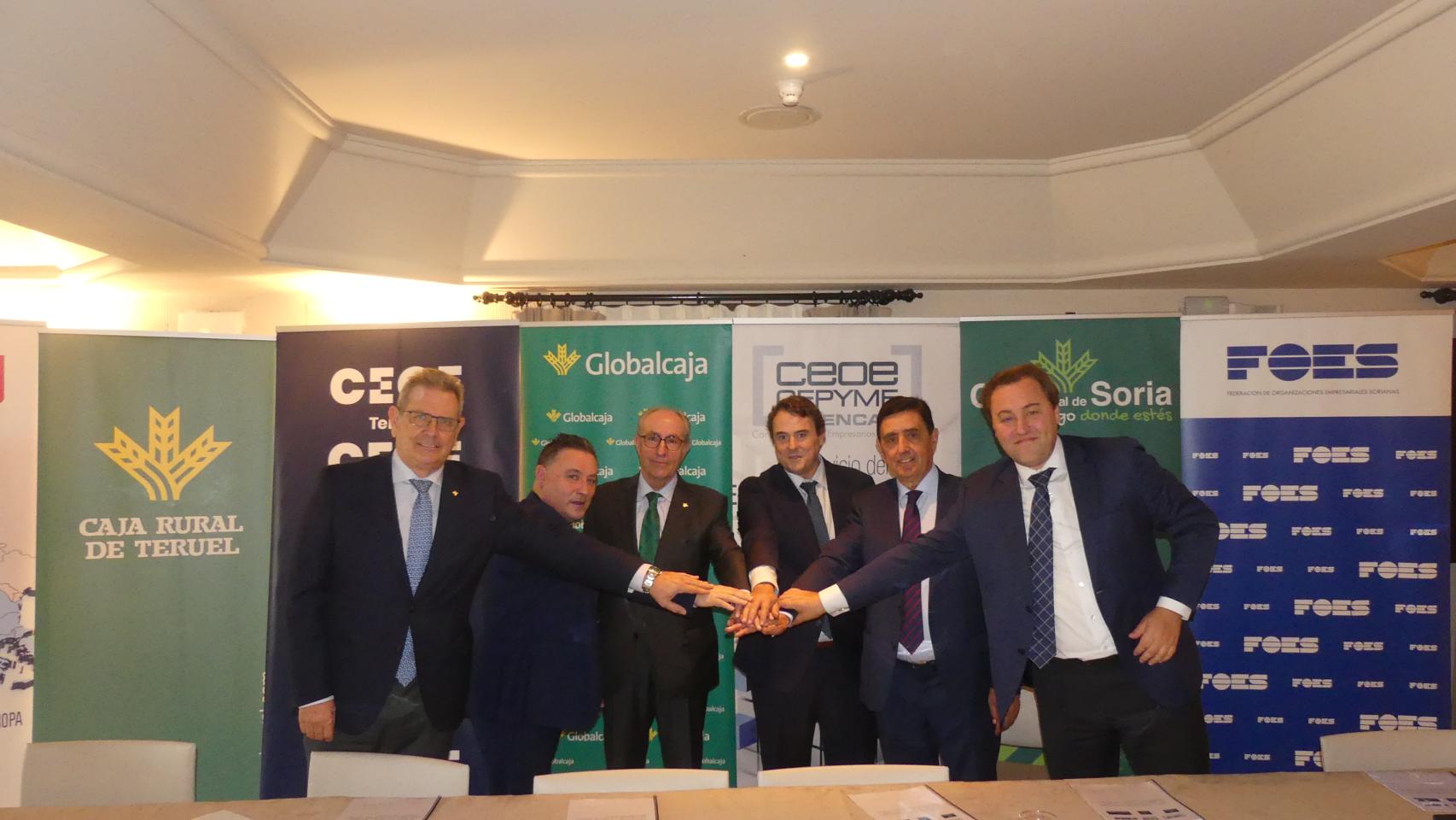 Los representantes de las patronales de Soria, Cuenca y Teruel, junto a los de las cajas rurales de estos territorios, en la firma de hoy