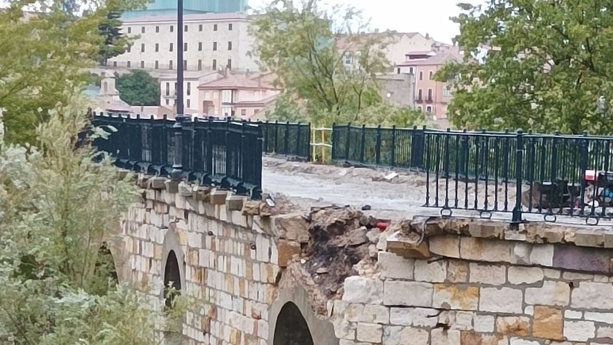 Desprendimiento de sillares del puente de Piedra