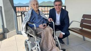 Maria Branyas junto a Manel Esteller, en la residencia Santa Maria del Tura de Olot.