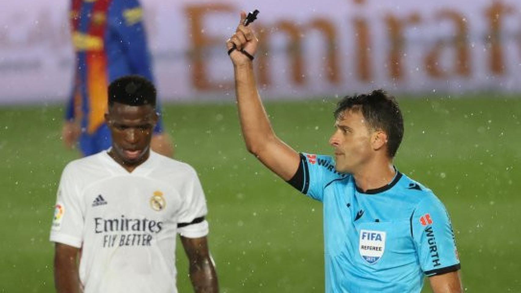 Gil Manzano durante un Clásico