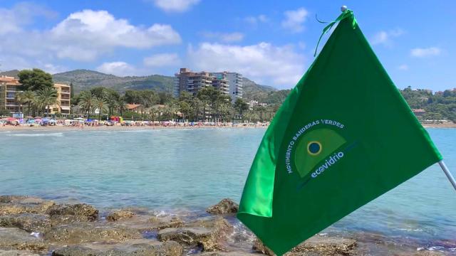 La 'Bandera Verde' de Ecovidrio en una playa balear.
