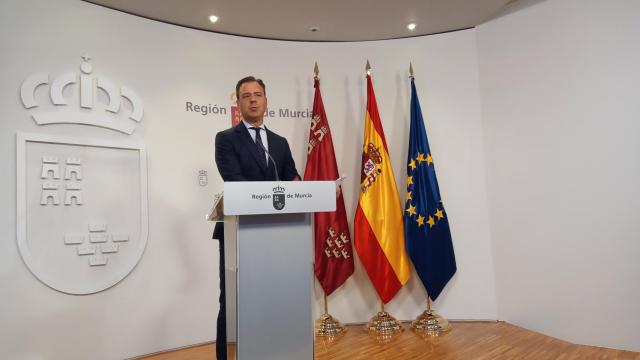 El portavoz del Gobierno murciano, Marcos Ortuño, este jueves, compareciendo en rueda de prensa en el Palacio de San Esteban.
