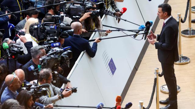 El presidente del Gobierno en funciones, Pedro Sánchez, habla con la prensa este jueves a su llegada al Consejo Europeo