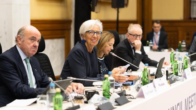 El vicepresidente del BCE, Luis de Guindos, y su presidenta, Christine Lagarde, durante la reunión que la institución ha mantenido en Atenas.