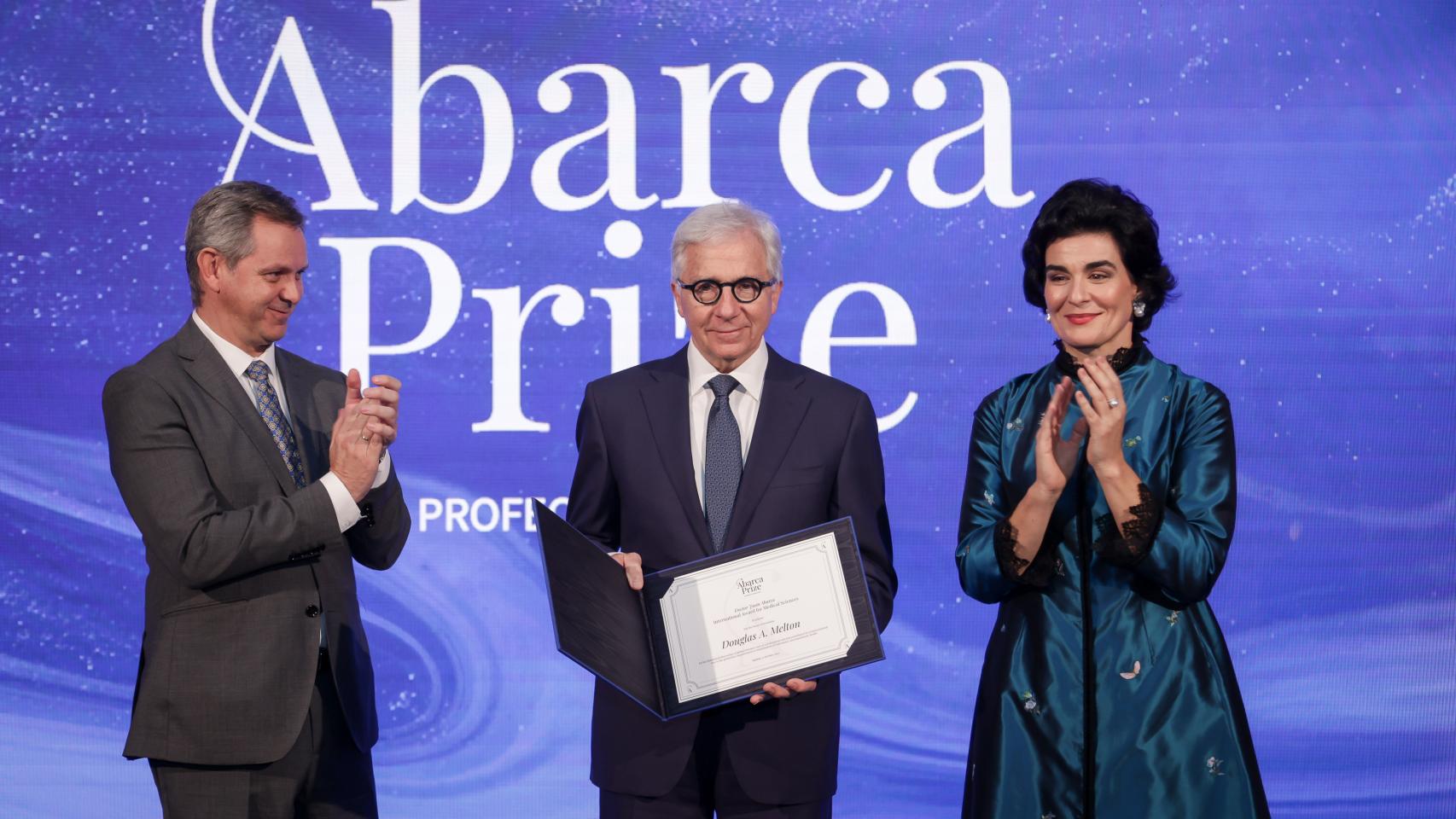 José Manuel Miñones, ministro de Sanidad en funciones; Douglas A. Melton, ganador del III Abarca Prize, y Elena Abarca, vicepresidenta de HM Hospitales.