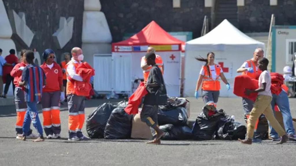 Los sanitarios atienden a los migrantes en La Restinga.