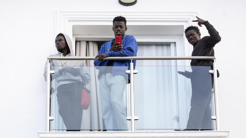 Unos migrantes en el hotel.