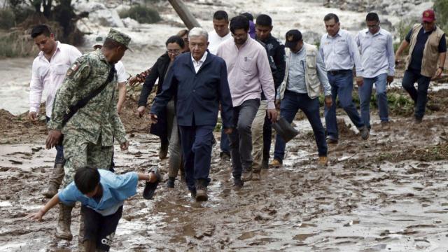 El presidente mexicano, López Obrador, tuvo que bajarse del vehículo en el que viajaba para completar a pie parte del trayecto.