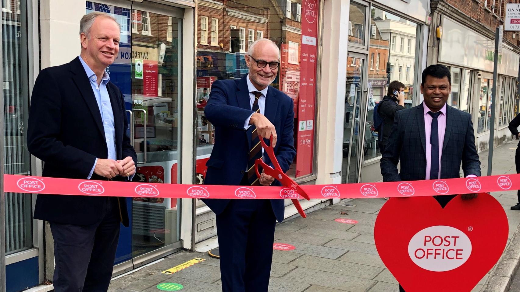 Crispin Blunt corta con las tijeras la cinta para inaugurar una oficina de Correos en una imagen de 2020.