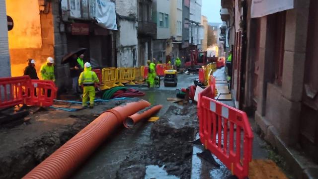 Una incidencia en la calle San Francisco de Ferrol obliga a cortar el suministro de agua a dos locales y seis bloques