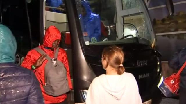 Los migrantes, este martes, llegando a Malpartida de Cáceres (Extremadura).