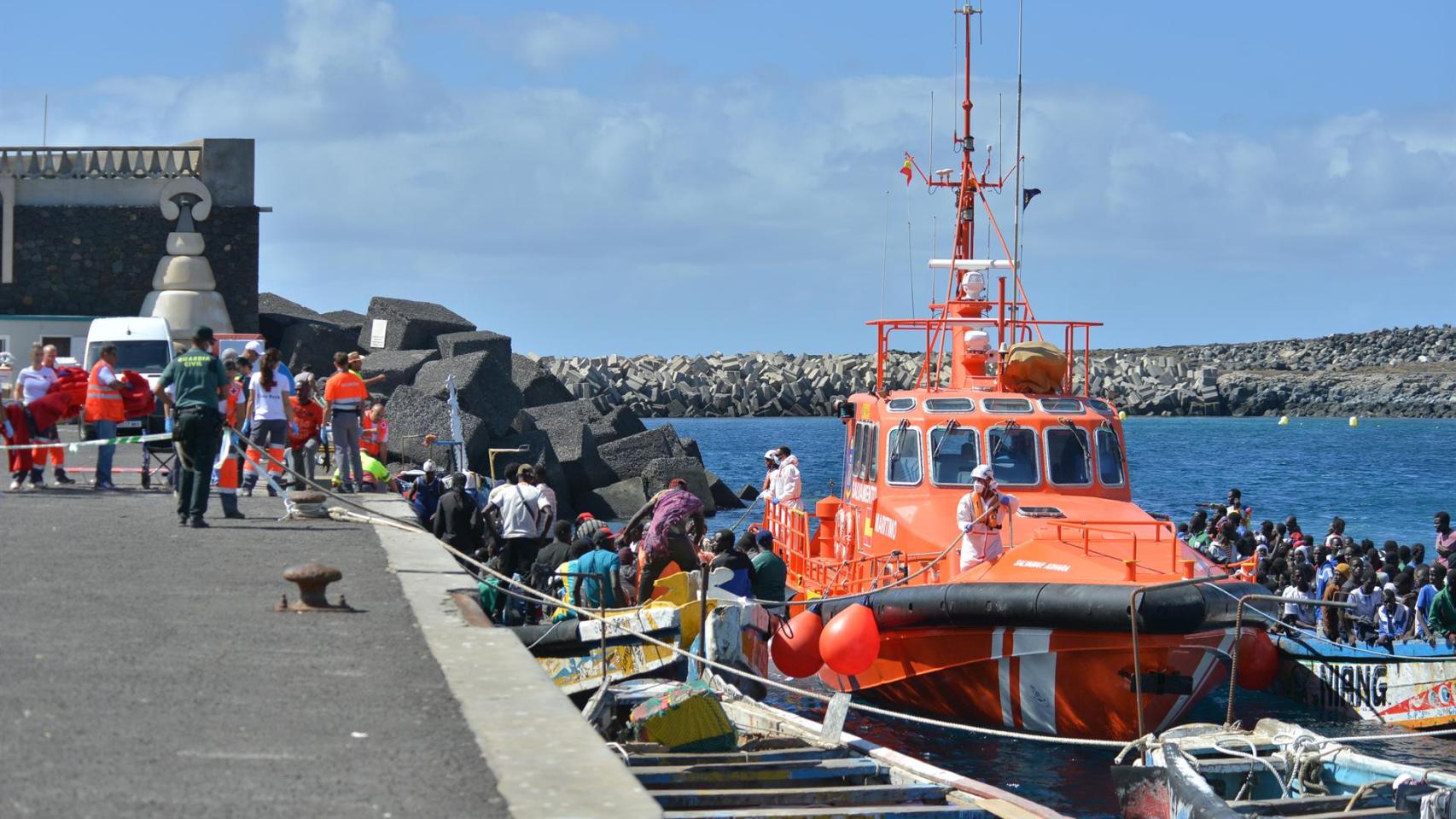 Llegada de la patera al muelle de La Restinga, a 21 de octubre de 2023, en El Hierro, Islas Canarias (España).