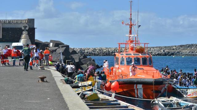 Llegada de la patera al muelle de La Restinga, a 21 de octubre de 2023, en El Hierro, Islas Canarias (España).