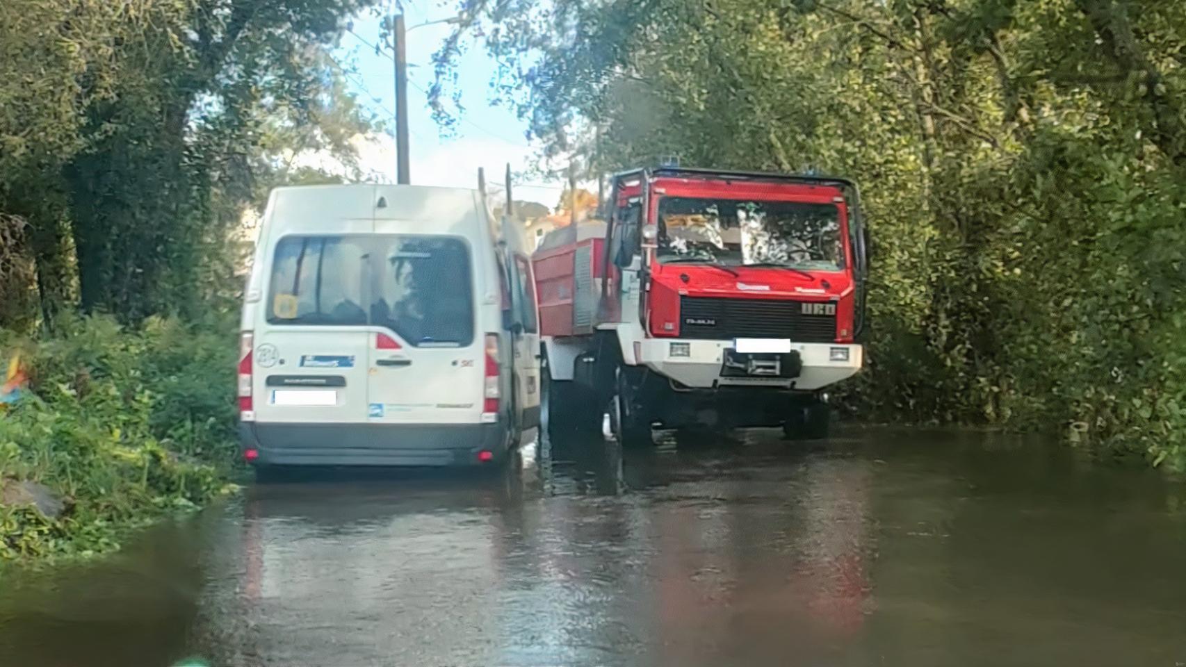 La motobomba en el momento del rescate del vehículo escolar.