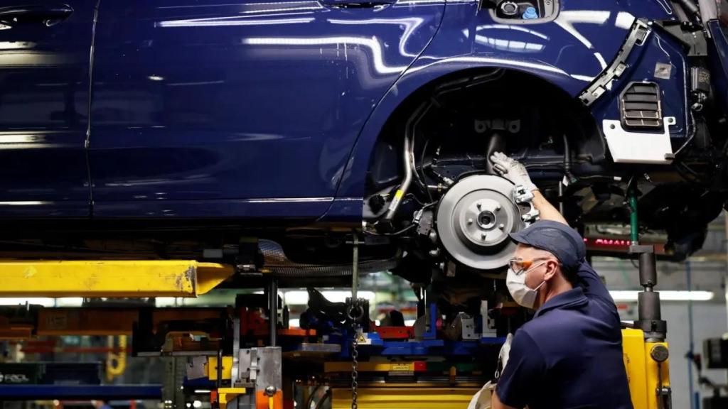 Un trabajador, en una de las secciones de Ford Almussafes. Efe / Biel Aliño