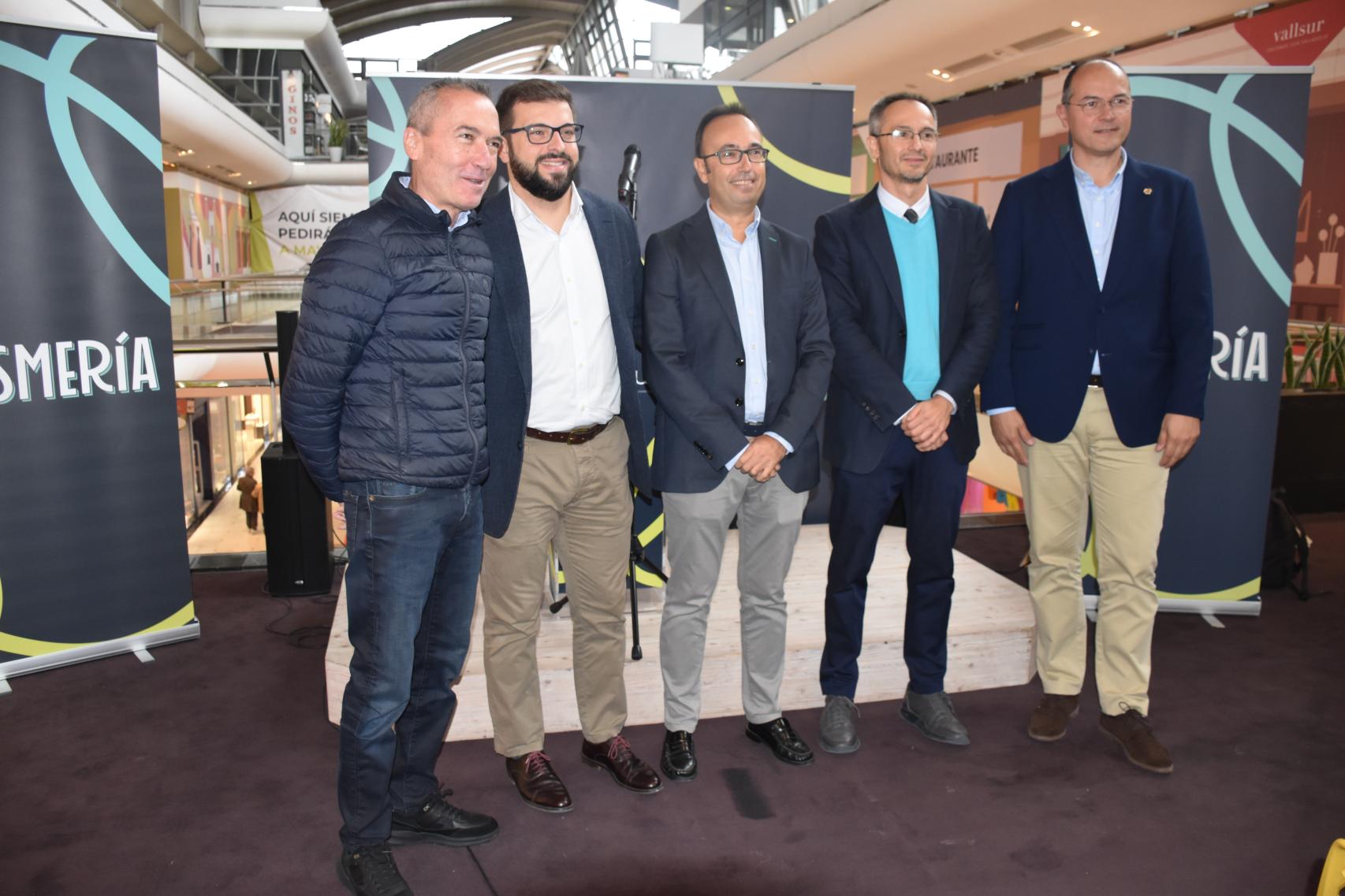 El gerente de Vallsur, Pablo Pérez; y el senior Asset Manager de Castellana Properties, David Fernández Gordejo; junto al concejal de Comercio, Mercados y Consumo; Víctor Martín Meléndez; el concejal de Urbanismo y Vivienda, José Ignacio Zarandona; el concejal de Medio Ambiente, Alejandro García Pellitero; en Vallsur