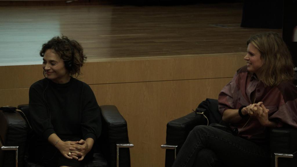 Anna R. Costa durante la charla en el Goethe-Institut.