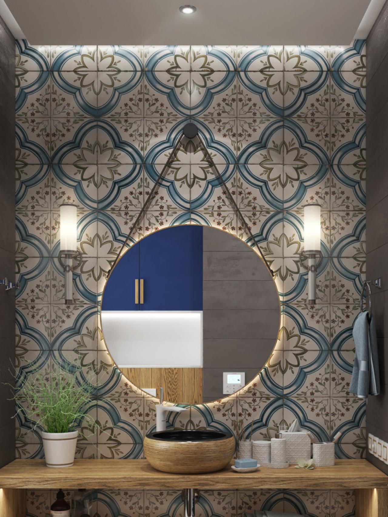 Diseño de baño con papel pintado.
