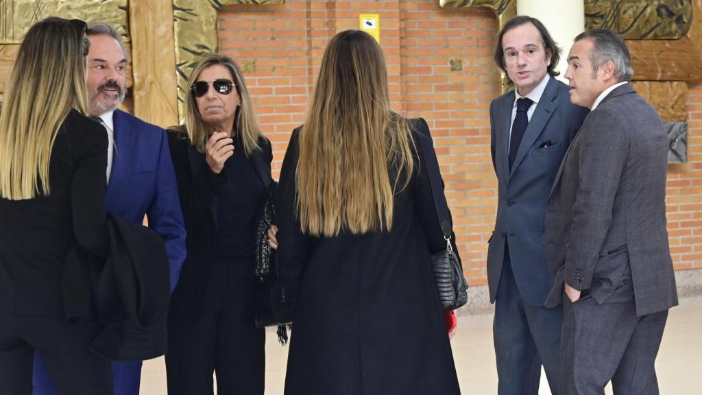Fernando, Íñigo y Borja Fernández de la Riva, los tres hijos mayores de Fernando Fernández Tapias, a las puertas del tanatorio donde se veló a su padre.