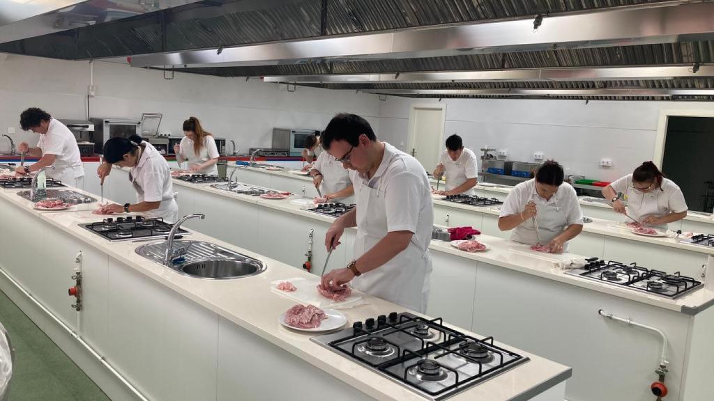 Alumnos durante una prueba de despiece