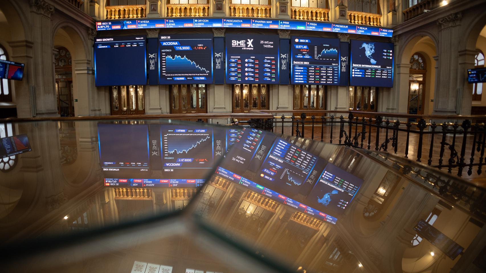 Un panel del Ibex 35, en el Palacio de la Bolsa.