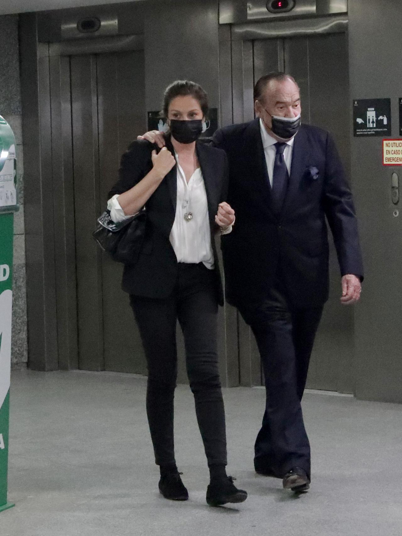 Nuria González y Fernando Fernández Tapias llegando al juicio con motivo de la demanda de sus hijos por incapacidad.