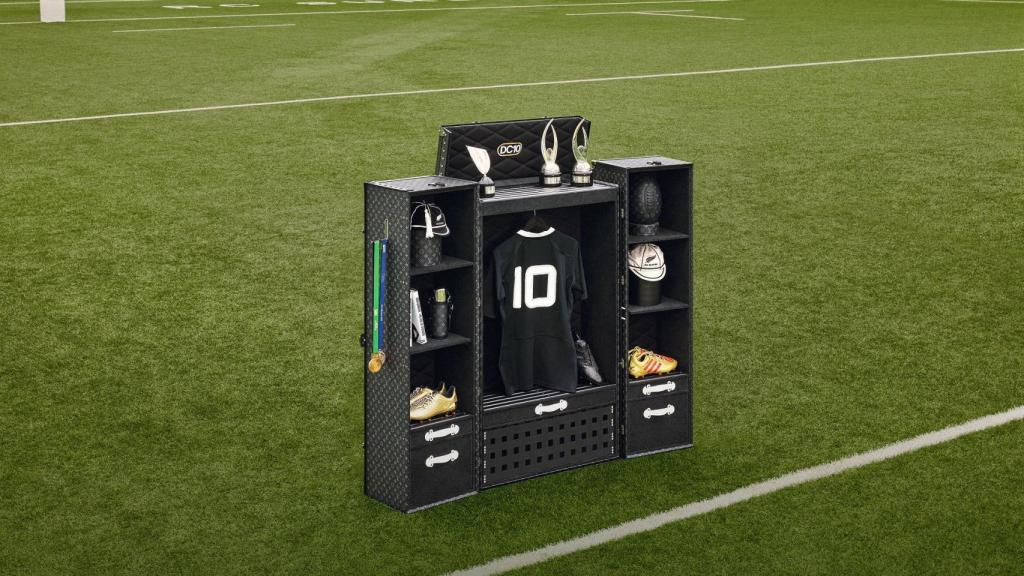 Detalle del bául en colaboración con la leyenda del Rugby Dan Carter.