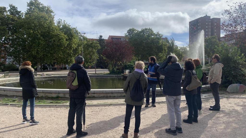 El grupo de la visita guiada durante su paso por el parque Azorín.