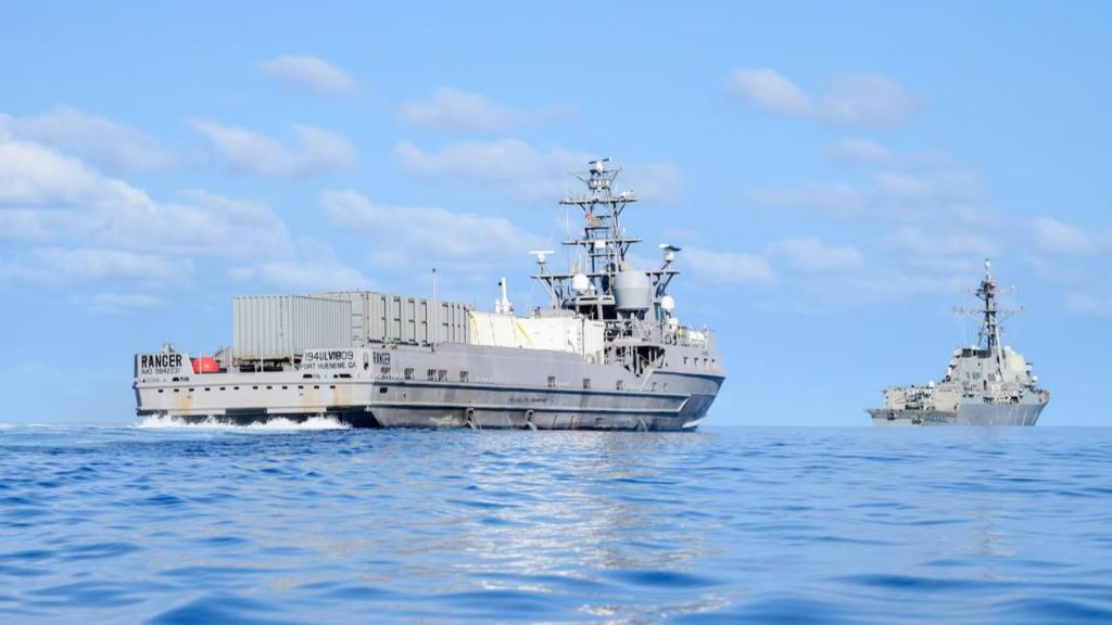 USV Ranger en primer plano junto con el destructor de misiles guiados USS Shoup