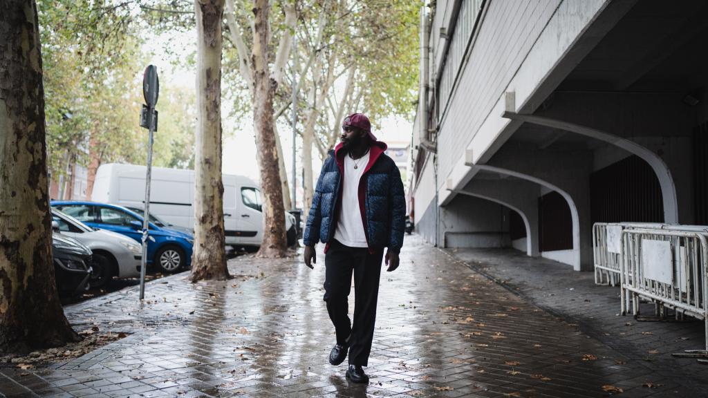 Lamine Thior, paseando por el madrileño barrio de Vallecas, donde reside.