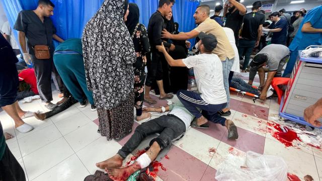 Varios heridos por los bombardeos de Israel esperan para ser atendidos en el hospital Shifa de Gaza.