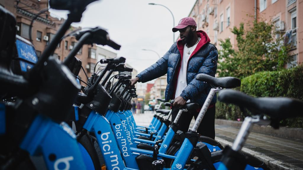 Lamine Thior, posando junto a las bicicletas de BiciMAD.