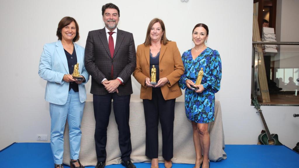 Pilar Fuentes, Irene Mas y Eva Toledo con el alcalde Luis Barcala.