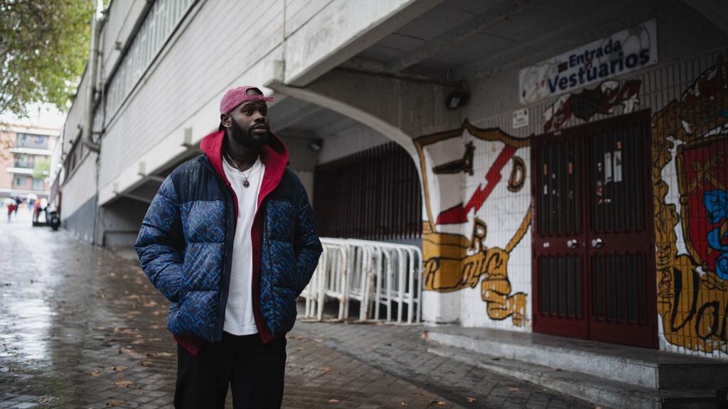 Lamine Thior, paseando al lado del Estadio de Vallecas, el barrio donde reside.