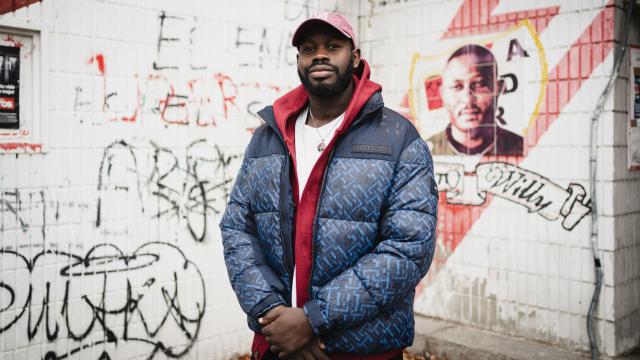 Lamine Thior, posando frente al Estadio de Vallecas.